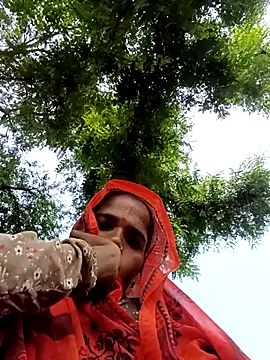 Snapshot of Hot-honi chatting on 10-15-25, 06:11 Hot-honi online show from 10-15-25, 06:11