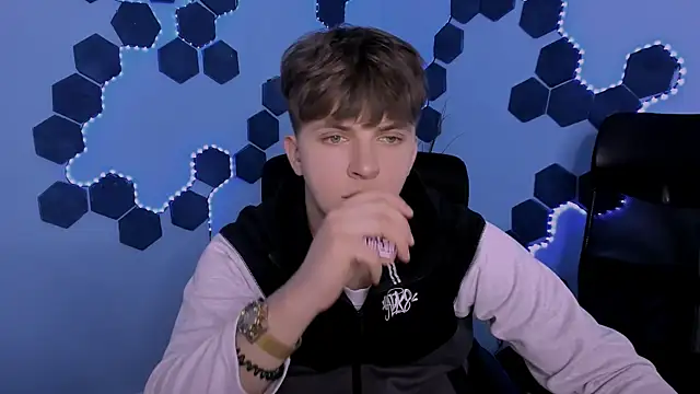 travis wolf  online show from 04-17-26, 08:50