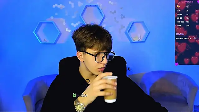 travis wolf  online show from 12-01-25, 08:32