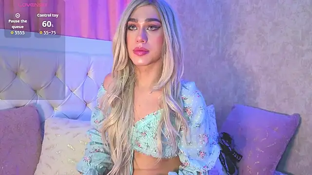 Snapshot of saraah_queen1 chatting on 10-31-25, 04:42 saraah queen1 online show from 10-31-25, 04:42