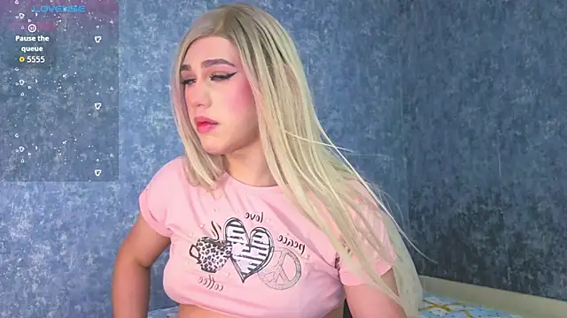 Snapshot of saraah_queen1 chatting on 03-04-26, 04:42 saraah queen1 online show from 03-04-26, 04:42