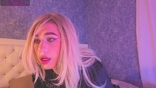 Snapshot of saraah_queen1 chatting on 10-28-25, 05:08 saraah queen1 online show from 10-28-25, 05:08