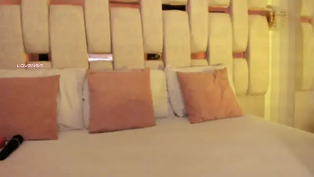 Snapshot of charlotte_line chatting on 10-15-25, 04:59 charlotte line online show from 10-15-25, 04:59