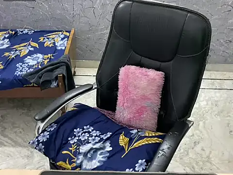 Snapshot of LuvLayla chatting on 07-18-26, 04:59 LuvLayla online show from 07-18-26, 04:59