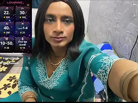 Snapshot of LuvLayla chatting on 06-20-26, 11:43 LuvLayla online show from 06-20-26, 11:43