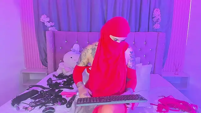 Nayla-Mouna online show from 07-18-26, 12:14