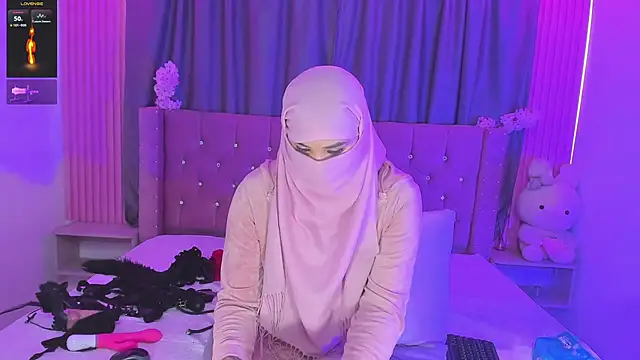 Nayla-Mouna online show from 06-17-26, 07:57