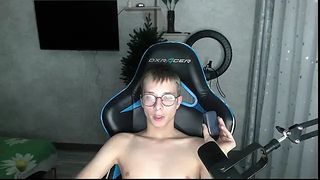 Snapshot of glasses_cat chatting on 01-09-26, 09:44 glasses cat online show from 01-09-26, 09:44