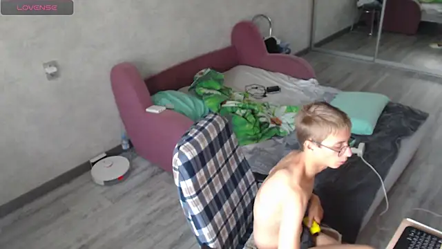 Snapshot of glasses_cat chatting on 09-14-25, 02:50 glasses cat online show from 09-14-25, 02:50