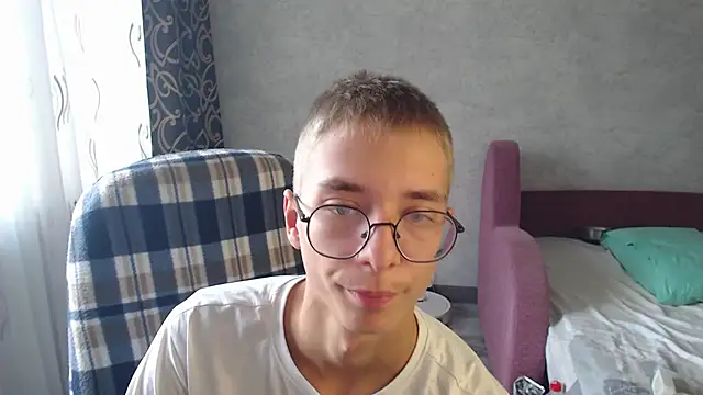 Snapshot of glasses_cat chatting on 09-20-25, 09:36 glasses cat online show from 09-20-25, 09:36