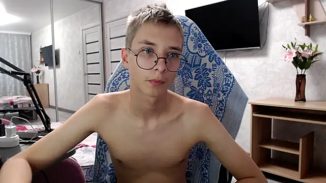 Snapshot of glasses_cat chatting on 05-10-26, 05:15 glasses cat online show from 05-10-26, 05:15
