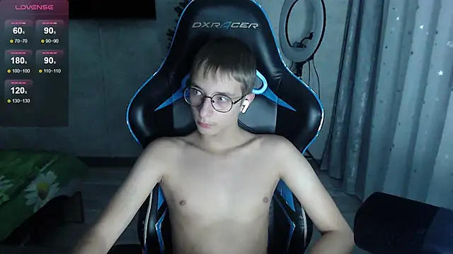 glasses cat online show from 01-15-26, 04:21