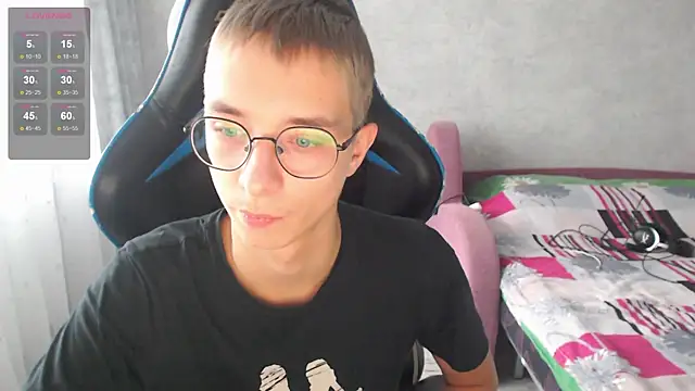 Snapshot of glasses_cat chatting on 11-30-25, 10:05 glasses cat online show from 11-30-25, 10:05