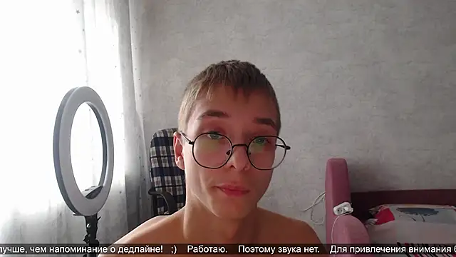 Snapshot of glasses_cat chatting on 10-18-25, 07:32 glasses cat online show from 10-18-25, 07:32