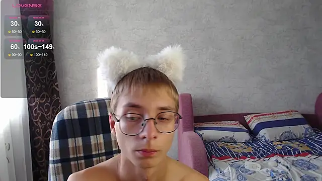 Snapshot of glasses_cat chatting on 09-10-25, 05:28 glasses cat online show from 09-10-25, 05:28