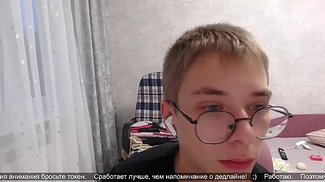 Snapshot of glasses_cat chatting on 10-15-25, 04:44 glasses cat online show from 10-15-25, 04:44