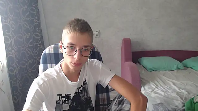 Snapshot of glasses_cat chatting on 09-23-25, 07:48 glasses cat online show from 09-23-25, 07:48