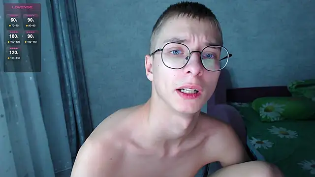 Snapshot of glasses_cat chatting on 11-24-25, 08:20 glasses cat online show from 11-24-25, 08:20