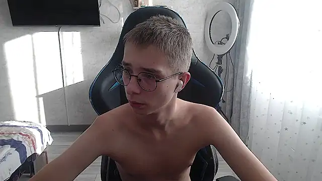 glasses cat online show from 02-01-26, 11:19