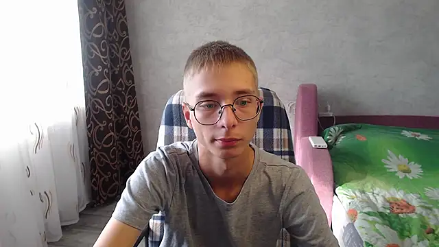 Snapshot of glasses_cat chatting on 09-15-25, 07:31 glasses cat online show from 09-15-25, 07:31