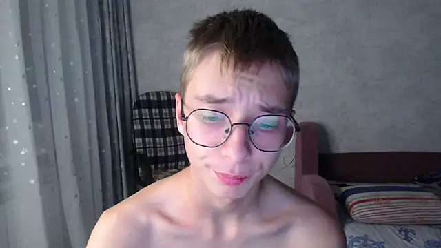 Snapshot of glasses_cat chatting on 10-27-25, 09:27 glasses cat online show from 10-27-25, 09:27