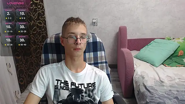 Snapshot of glasses_cat chatting on 09-21-25, 05:18 glasses cat online show from 09-21-25, 05:18