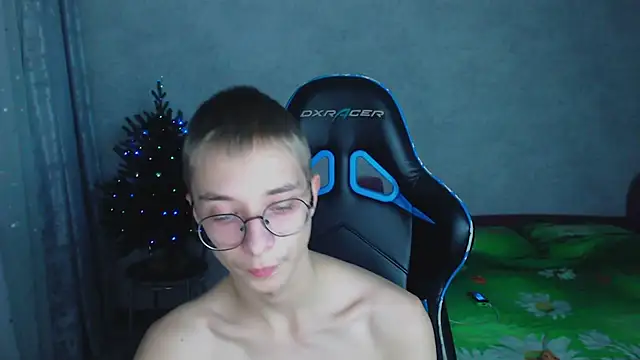 Snapshot of glasses_cat chatting on 12-04-25, 06:29 glasses cat online show from 12-04-25, 06:29