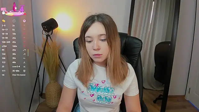 Lina Glow online show from 10-18-25, 06:37