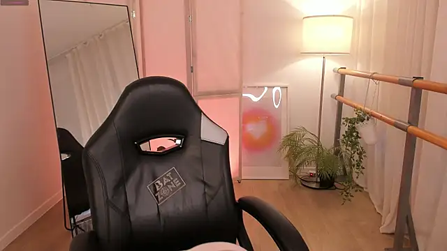 Lina Glow online show from 12-01-25, 06:47