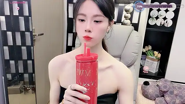 Snapshot of Yueyue-MM chatting on 06-18-26, 03:49 Yueyue-MM online show from 06-18-26, 03:49