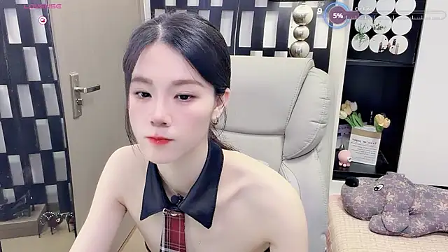 Snapshot of Yueyue-MM chatting on 06-12-26, 03:04 Yueyue-MM online show from 06-12-26, 03:04