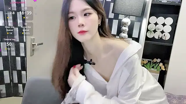 Snapshot of Yueyue-MM chatting on 10-11-25, 12:11 Yueyue-MM online show from 10-11-25, 12:11