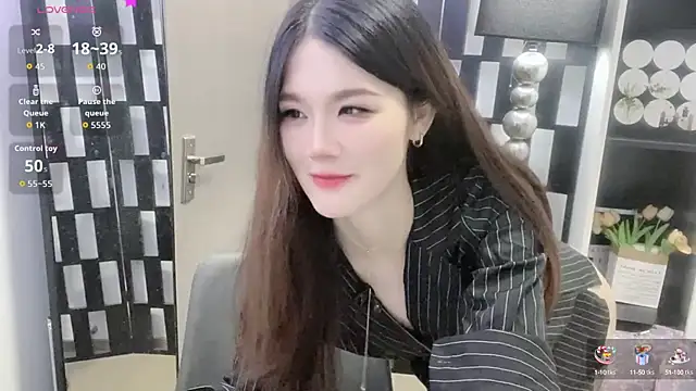 Snapshot of Yueyue-MM chatting on 10-08-25, 12:01 Yueyue-MM online show from 10-08-25, 12:01