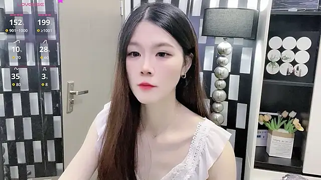 Snapshot of Yueyue-MM chatting on 10-22-25, 01:05 Yueyue-MM online show from 10-22-25, 01:05