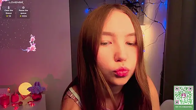 ElfredaTupy online show from 10-18-25, 06:04