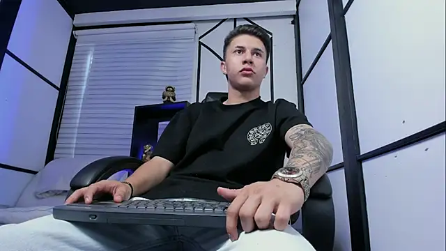 liaamsmiith  online show from 09-10-25, 02:49