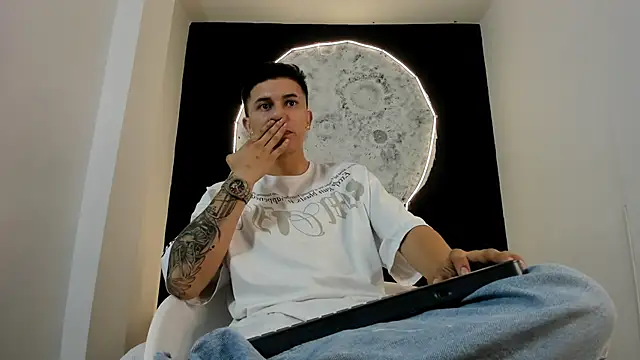 liaamsmiith  online show from 10-22-25, 12:04