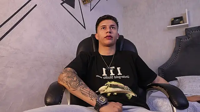 liaamsmiith  online show from 11-24-25, 12:49