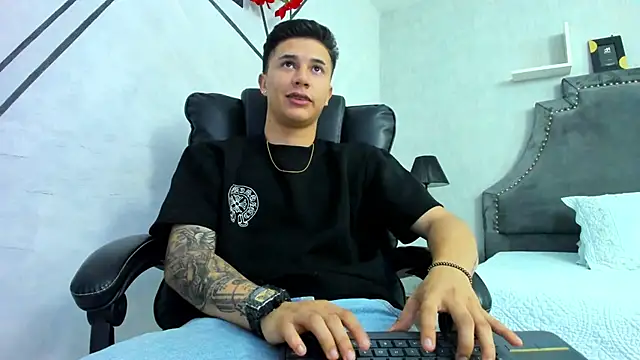 liaamsmiith  online show from 11-20-25, 12:28