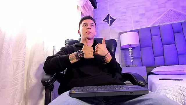 liaamsmiith  online show from 10-06-25, 12:28