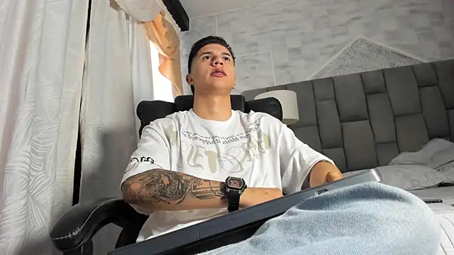 liaamsmiith  online show from 10-11-25, 12:28