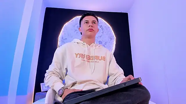 liaamsmiith  online show from 10-25-25, 12:28