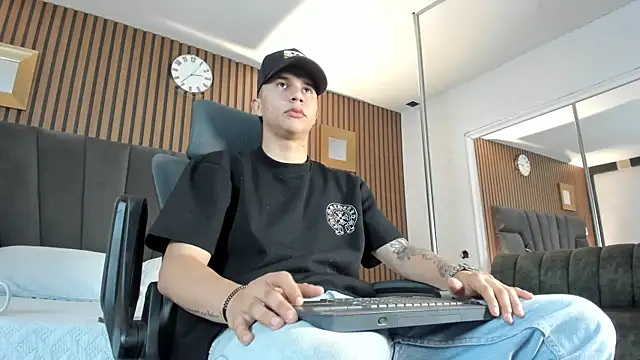 liaamsmiith  online show from 10-02-25, 12:19