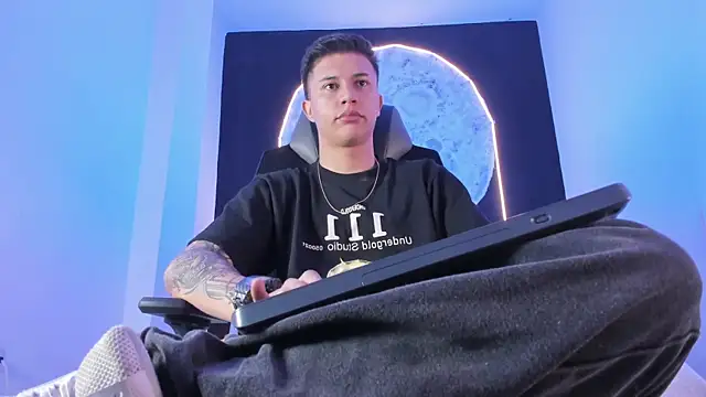 liaamsmiith  online show from 11-04-25, 12:20