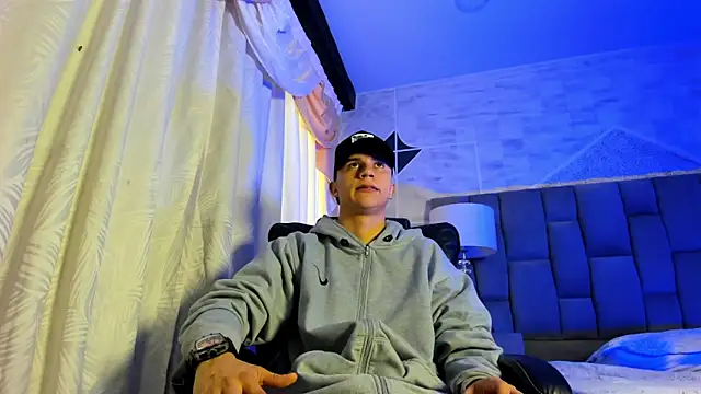 liaamsmiith  online show from 10-10-25, 12:17