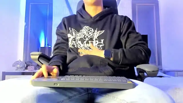 liaamsmiith  online show from 09-15-25, 12:16