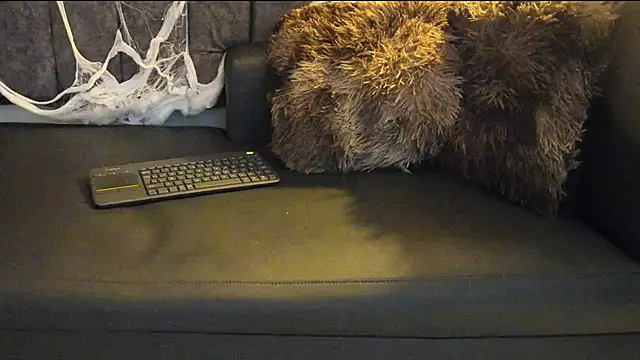 Snapshot of Rowan_Mills chatting on 10-31-25, 08:27 Rowan Mills online show from 10-31-25, 08:27