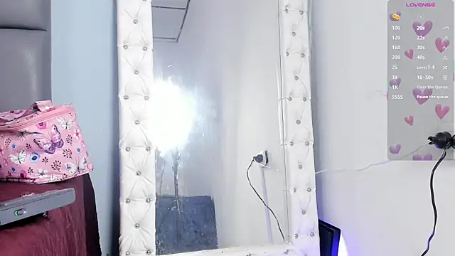 Niicolle Evanss online show from 10-23-25, 03:43