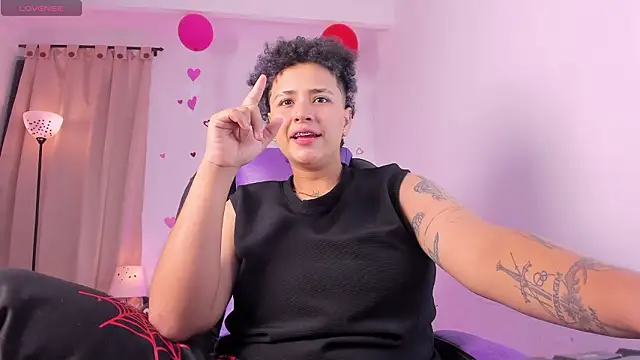 Snapshot of LiaaMoretzz chatting on 02-15-26, 02:56 LiaaMoretzz online show from 02-15-26, 02:56