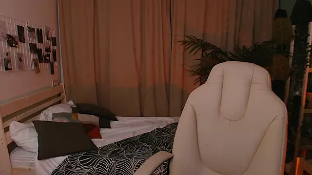 Halle Berrry online show from 11-26-25, 02:06